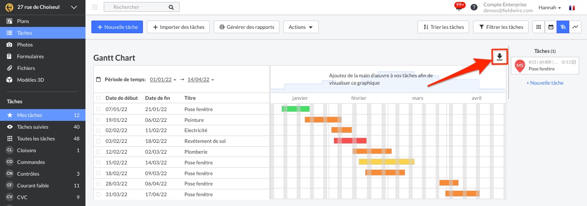 Travailleur De La Construction Avec Le Diagramme De Stylo Devant